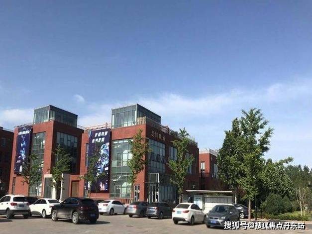 不僅僅是影視制作的工廠,更是影視文化的交流中心,新人的搖籃